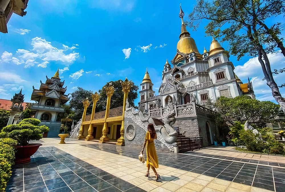 Tản bộ quanh khuôn viên rộng lớn của chùa